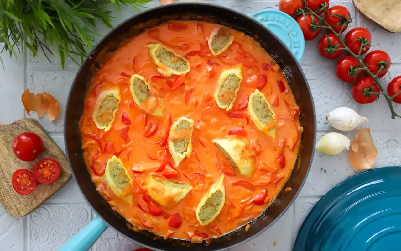 Herzhafte Maultaschen in cremiger Tomatenso&szlig;e mit Paprika &ndash; ein k&ouml;stliches Gericht, das Lust auf mehr macht. Perfekt f&uuml;r Maultaschen Rezepte.