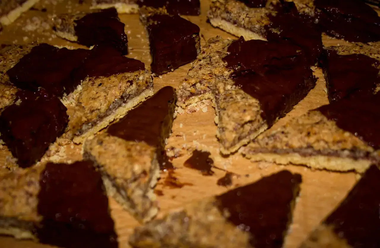 S&uuml;&szlig;e Nussecken mit Schokoladenglasur, ein k&ouml;stliches Rezept f&uuml;r jeden Anlass.
