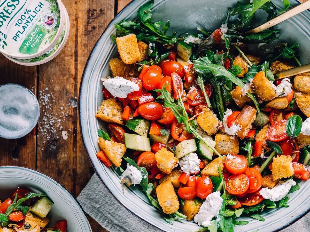 Frischer Brotsalat mit Tomaten, Gurken und Kräuterquark – ein leichtes und leckeres brotsalat rezept.