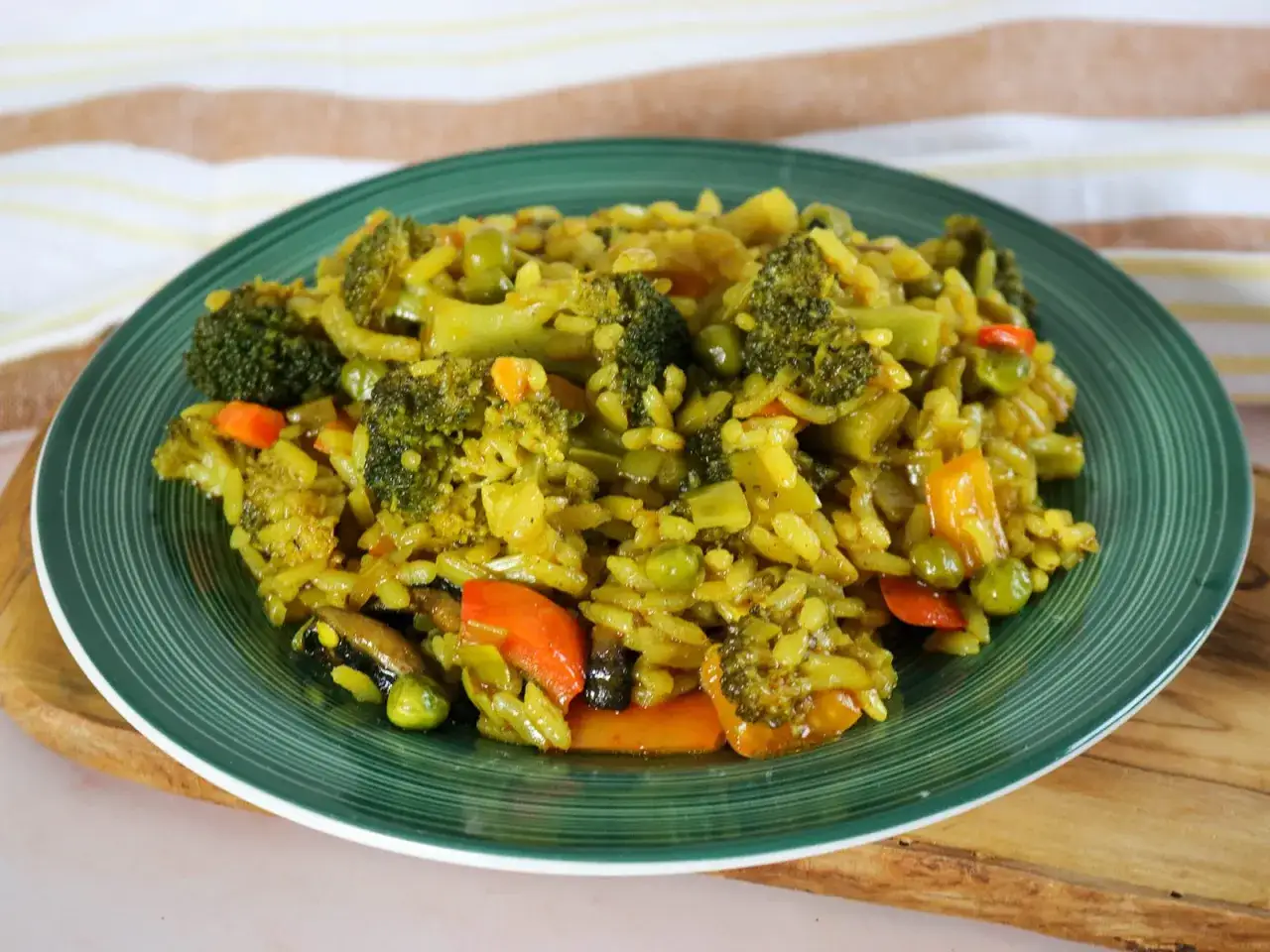 Reisgericht mit Brokkoli, Paprika und Erbsen. Ein leckeres und gesundes brokkoli paprika rezept.