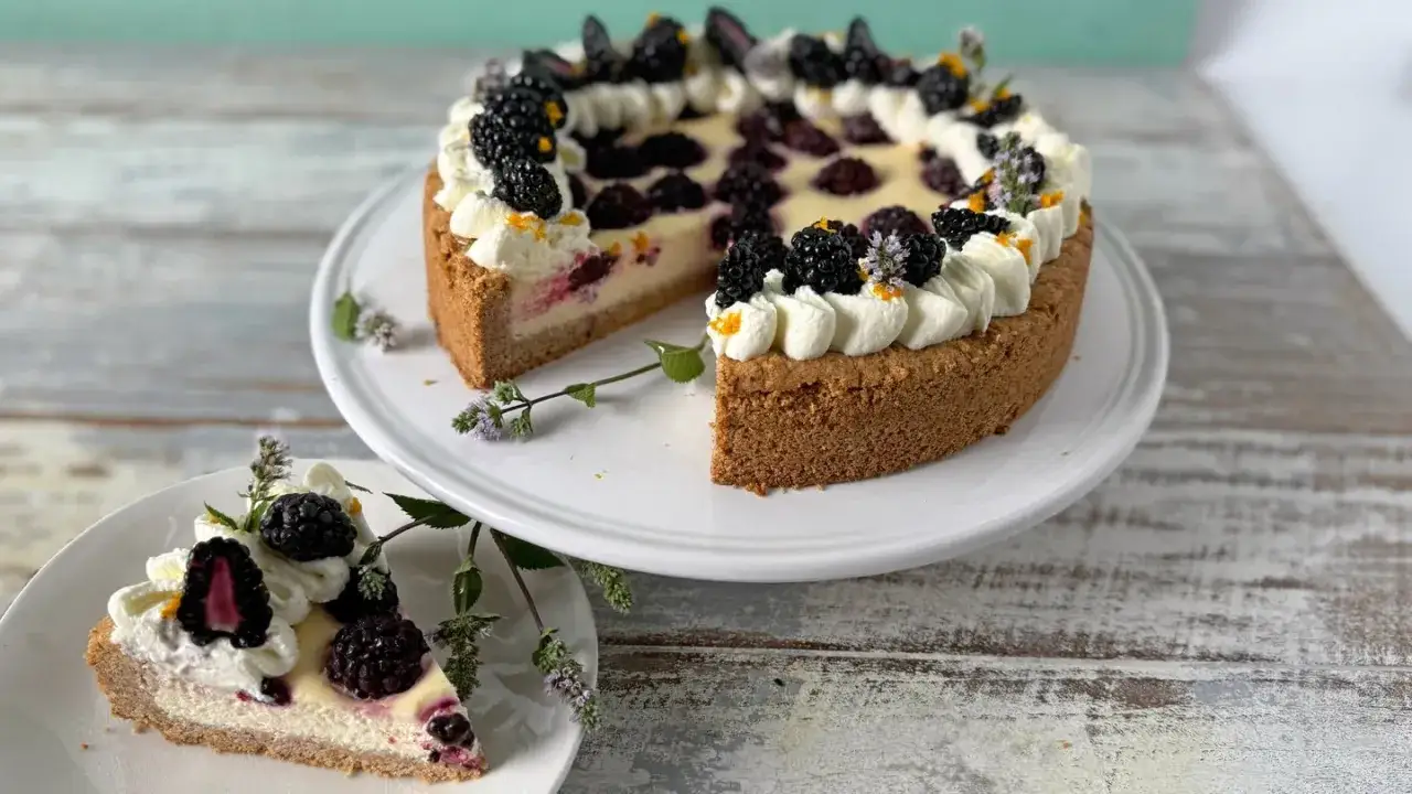 Saftige Brombeertorte mit frischer Sahne und Beeren, ein k&ouml;stliches brombeertorte rezept f&uuml;r jeden Anlass.