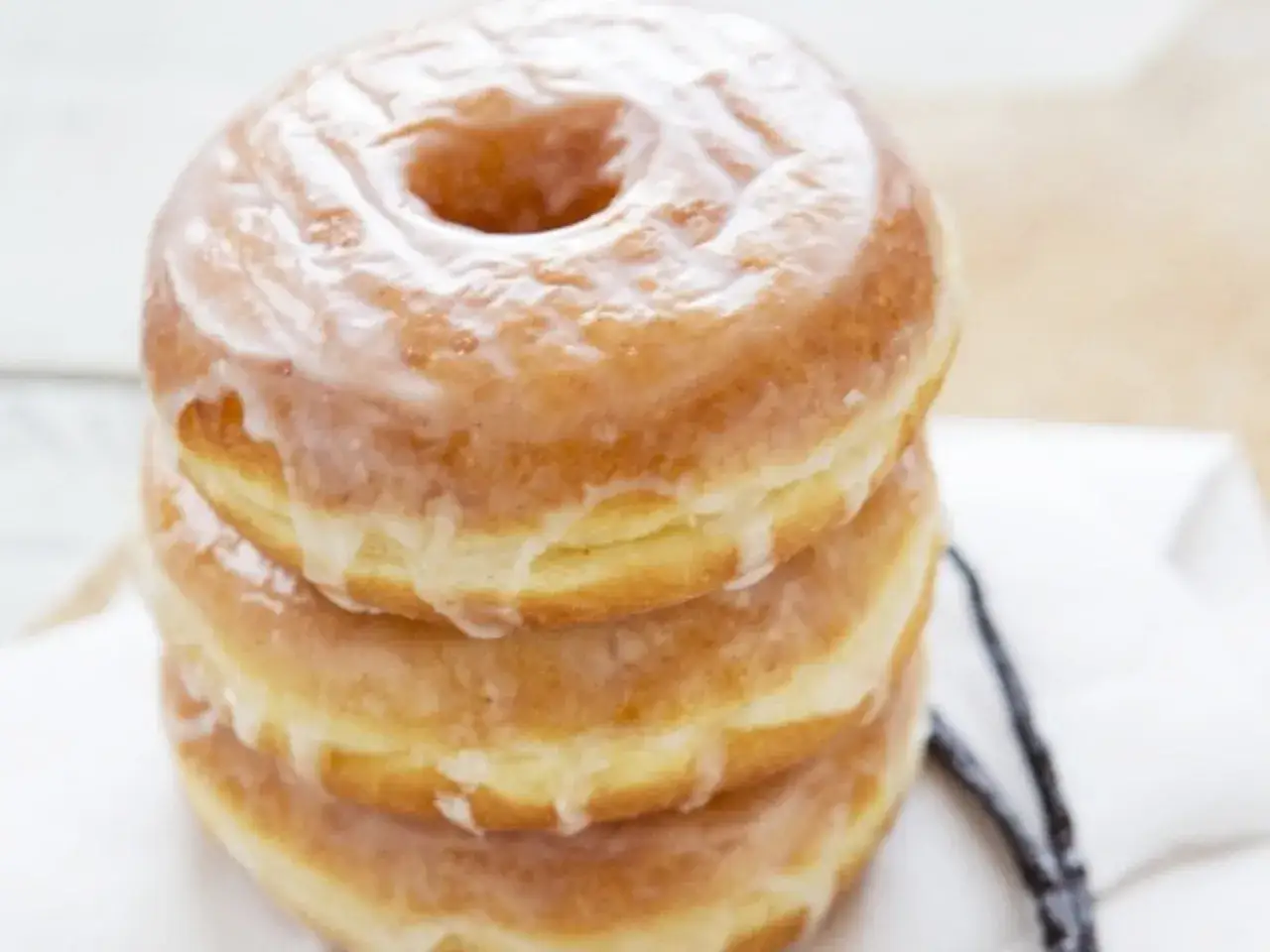 Gestapelte, glasierte Donuts, die Lust auf ein Donut-Teig-Rezept machen.