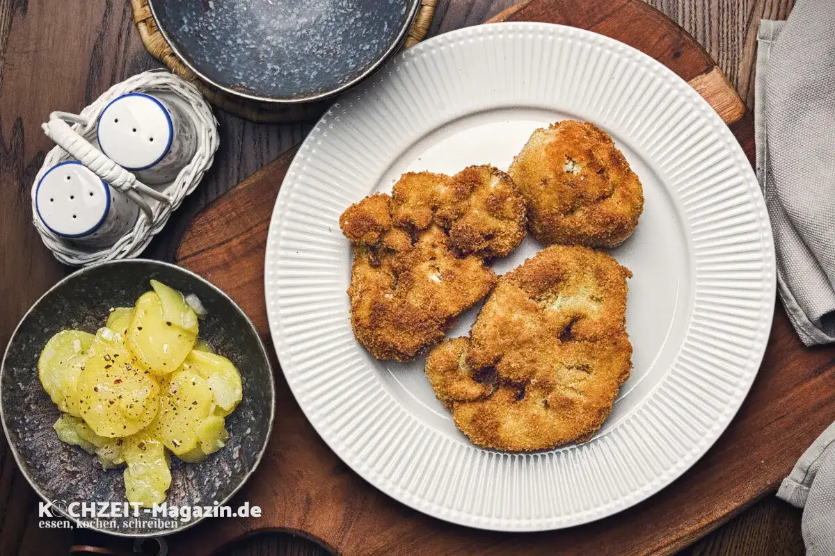 Knusprig panierter Blumenkohl im Ofen mit Parmesan, dane Kartoffelsalat. Ein Genuss!