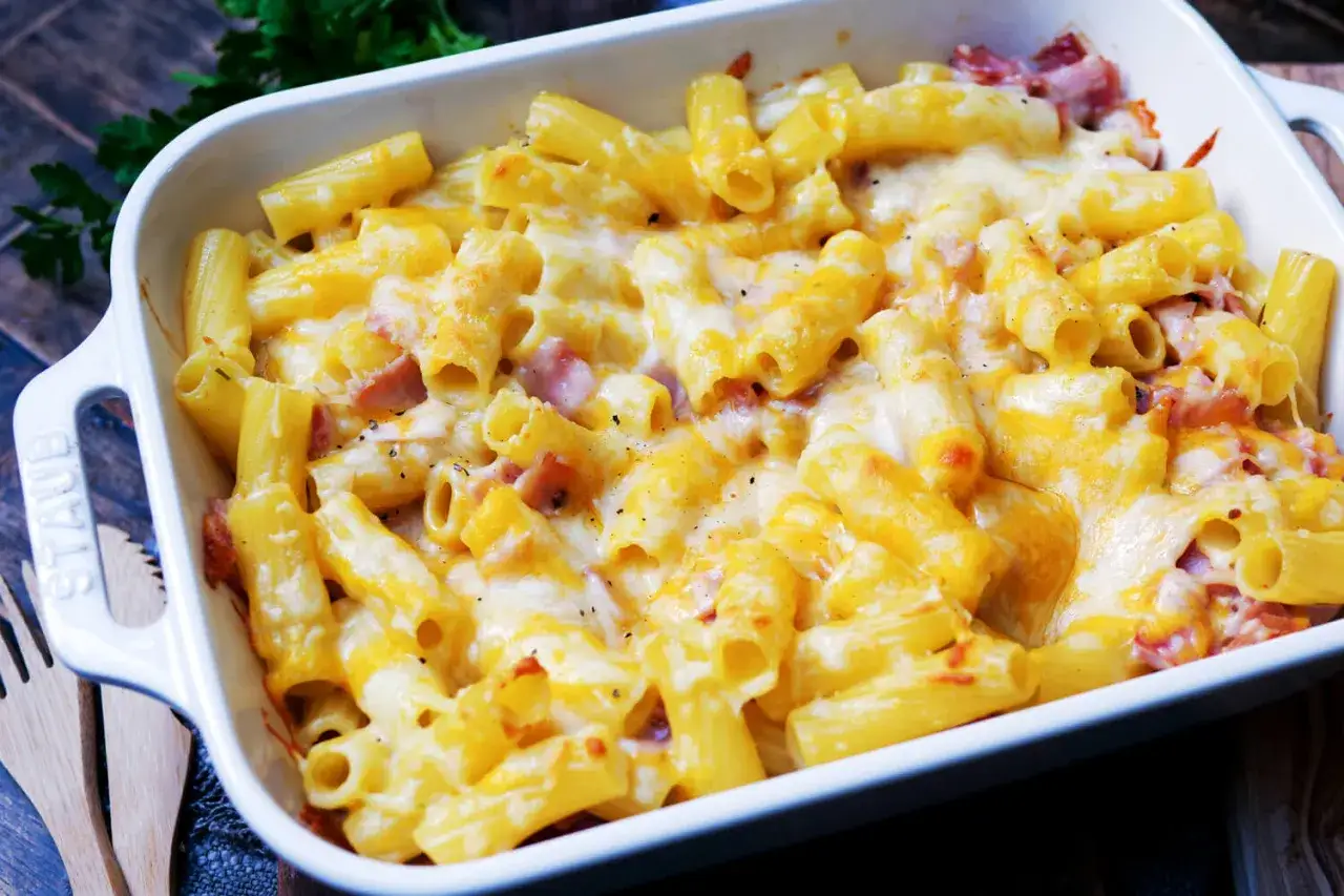 Herzhaftes Nudel Schinken Gratin, goldbraun überbacken mit geschmolzenem Käse und zarten Schinkenstückchen. Ein Genuss!