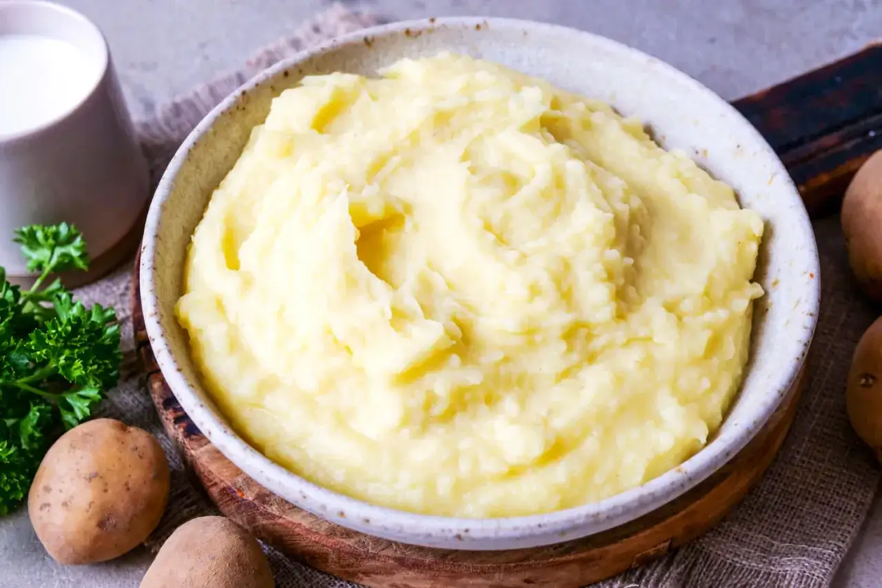 Cremiger Kartoffelbrei, perfekt f&uuml;r jedes Kartoffelbrei Rezept. Dazu ein Krug Milch und frische Petersilie.