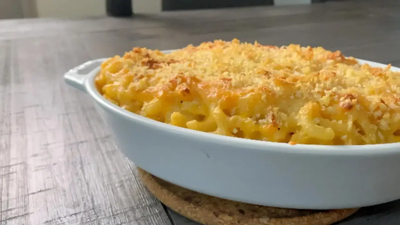 Ein cremiges Mac n Cheese Rezept, amerikanisch original, mit goldbrauner K&auml;sekruste und knusprigen Semmelbr&ouml;seln.