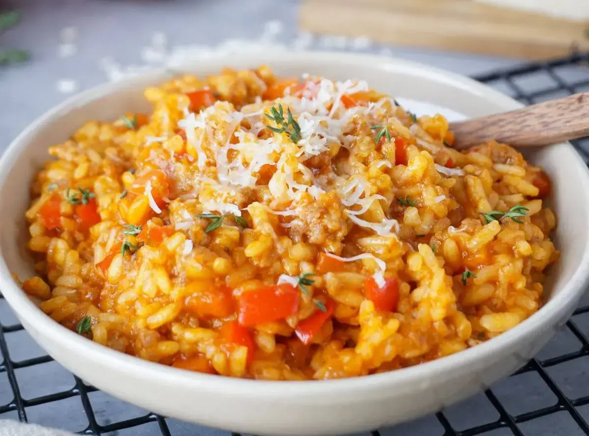 Herzhafte hackfleisch reis pfanne mit Paprika und Käse bestreut, garniert mit frischen Kräutern. Ein köstliches Gericht für jeden Tag.