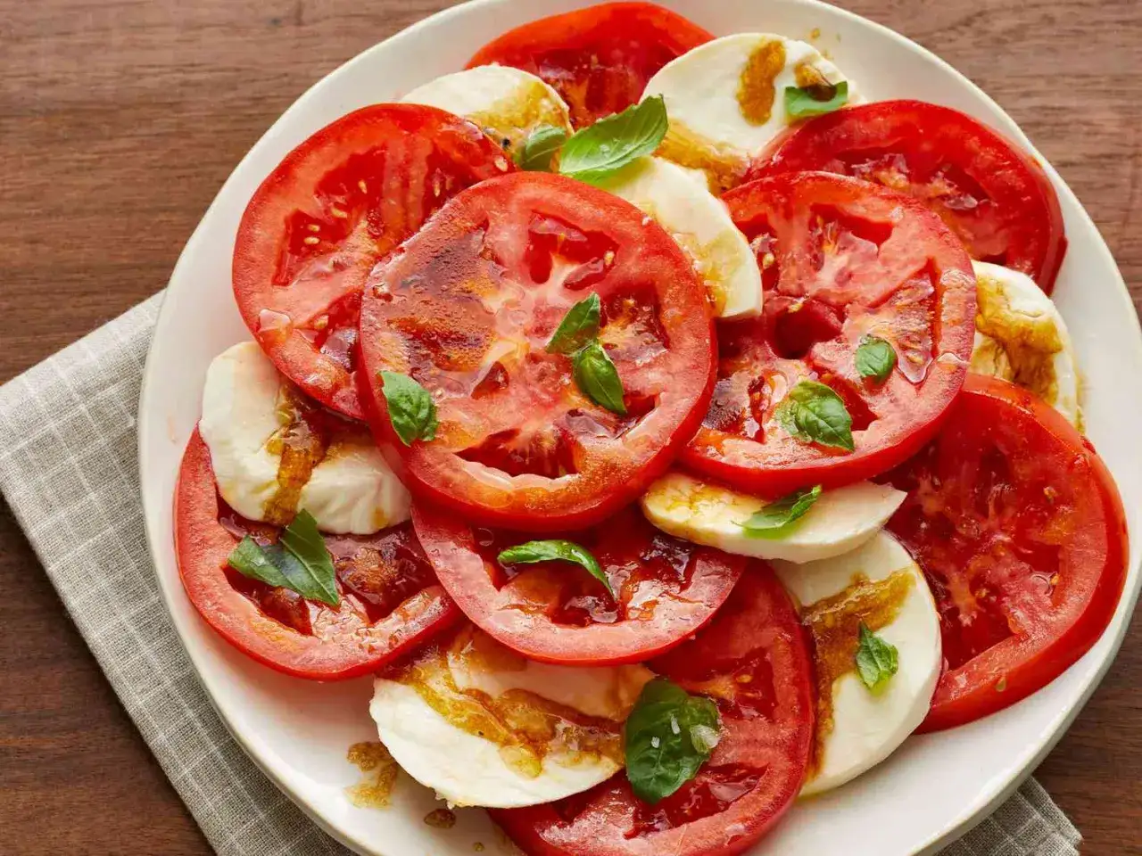 Tomate-Mozzarella-Salat mit frischem Basilikum und einem k&ouml;stlichen Dressing.