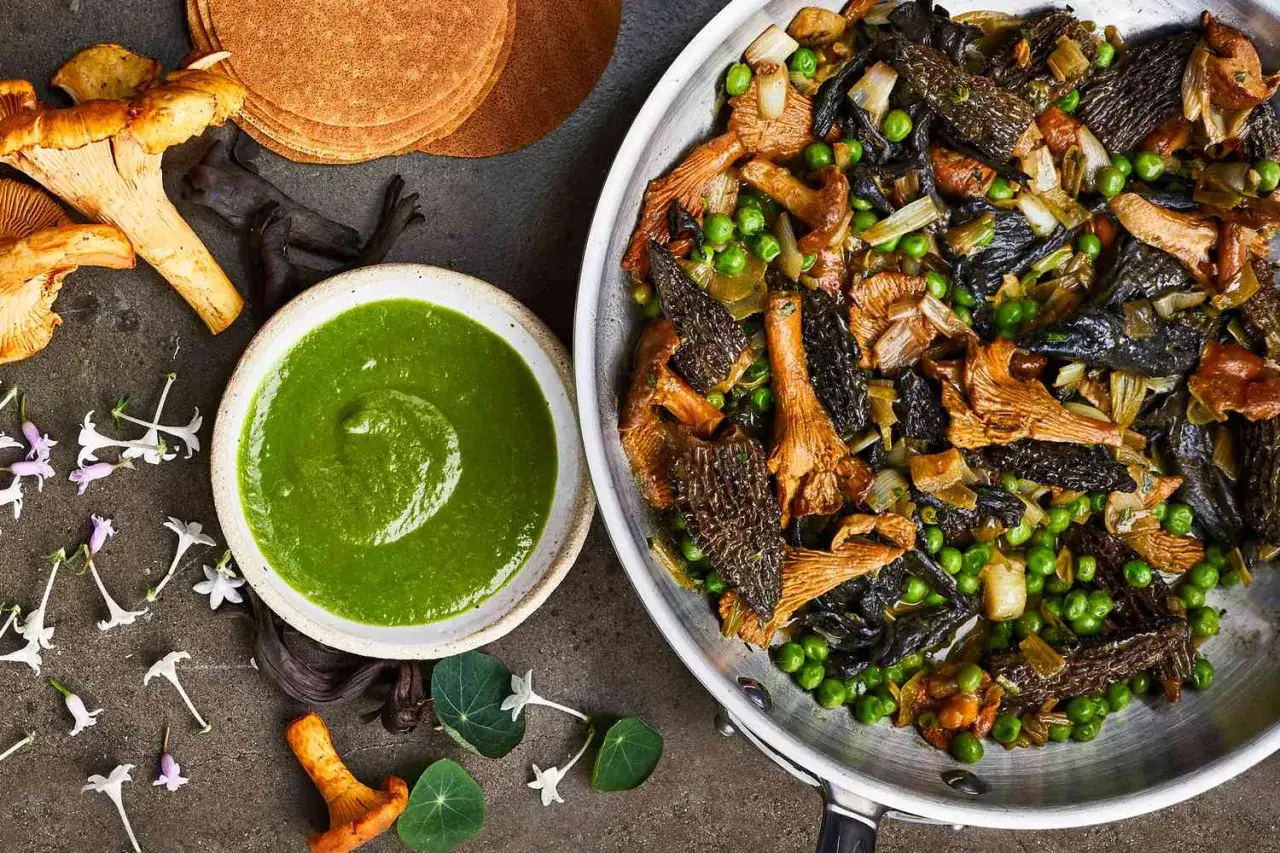Pfannengericht mit verschiedenen Pilzen und Erbsen, daneben eine gr&uuml;ne Sauce. Perfekt f&uuml;r Pilzrezepte!