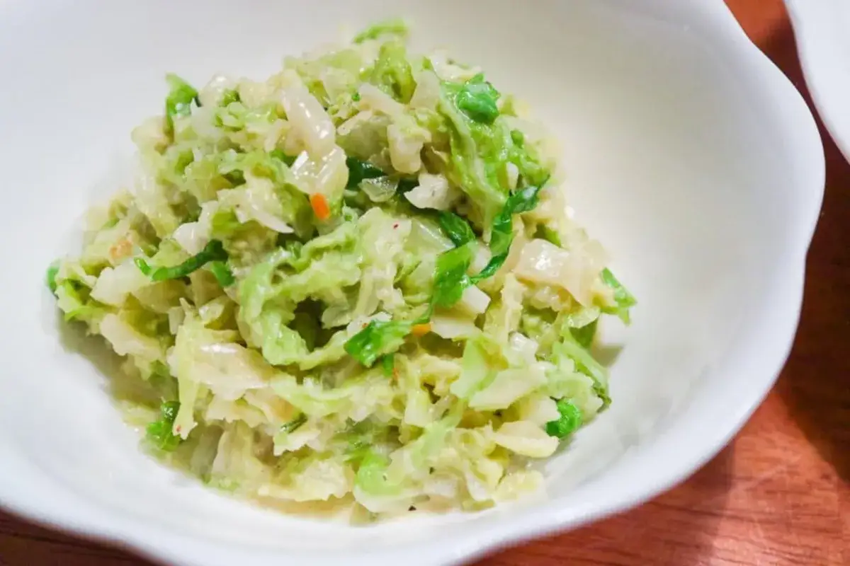Ein cremiger Salat aus Wirsing, perfekt für leichte wirsing rezepte.