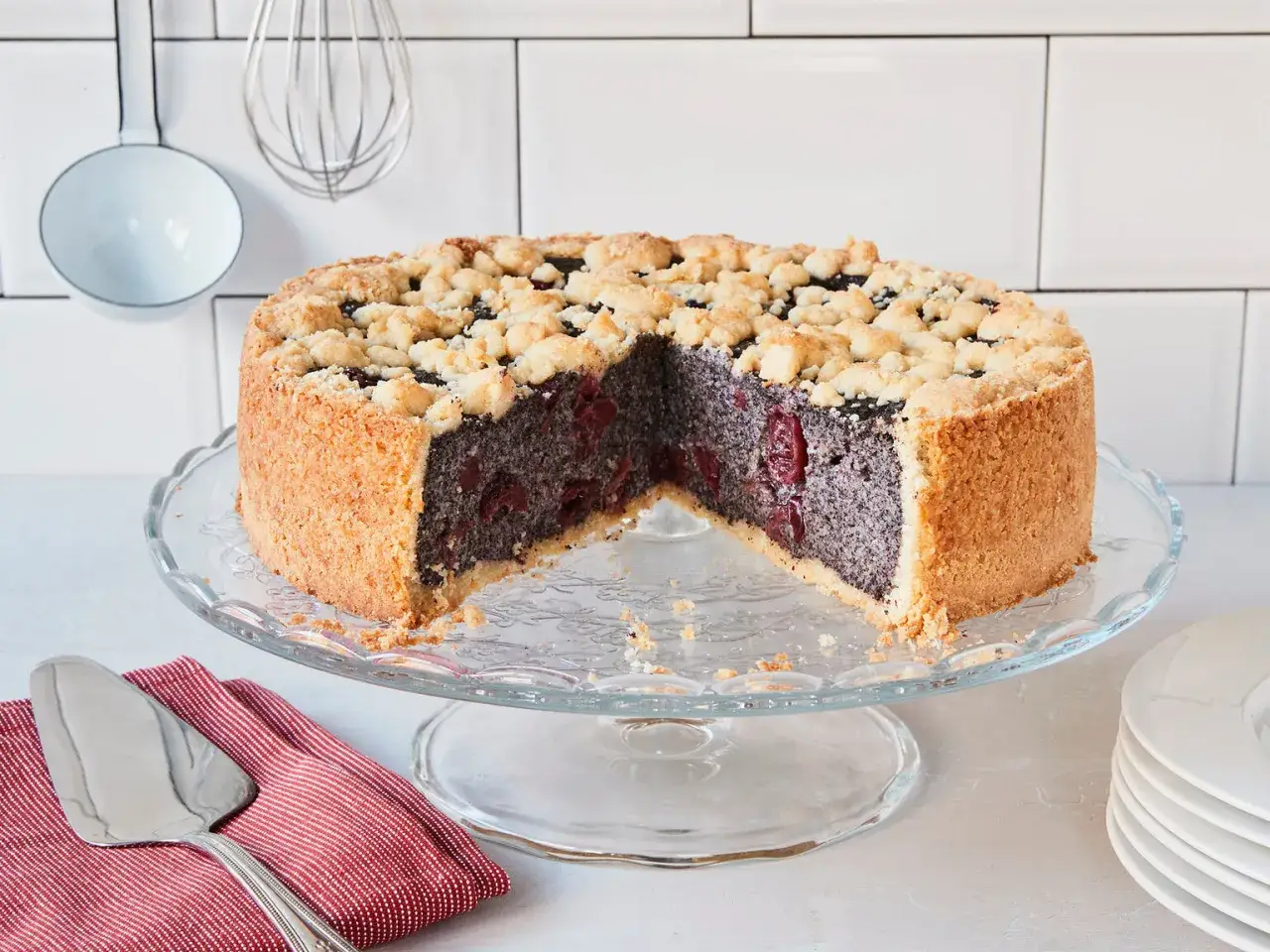 Saftiger Mohnkuchen mit Kirschen und Streuseln, ein k&ouml;stliches Rezept f&uuml;r jeden Anlass.