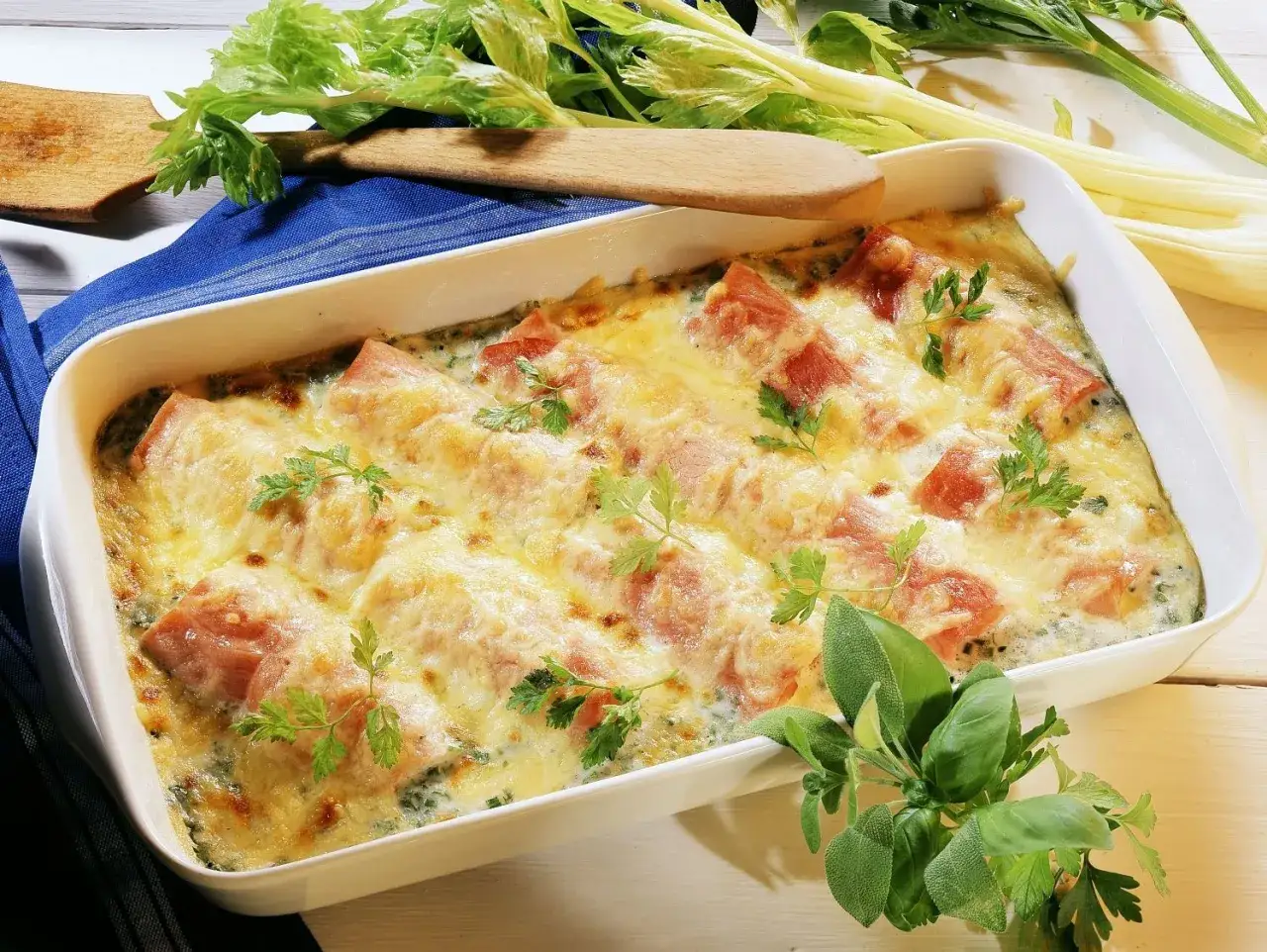 &Uuml;berbackener Staudensellerie mit Schinken und K&auml;se, ein k&ouml;stliches Rezept f&uuml;r ein herzhaftes Gericht.