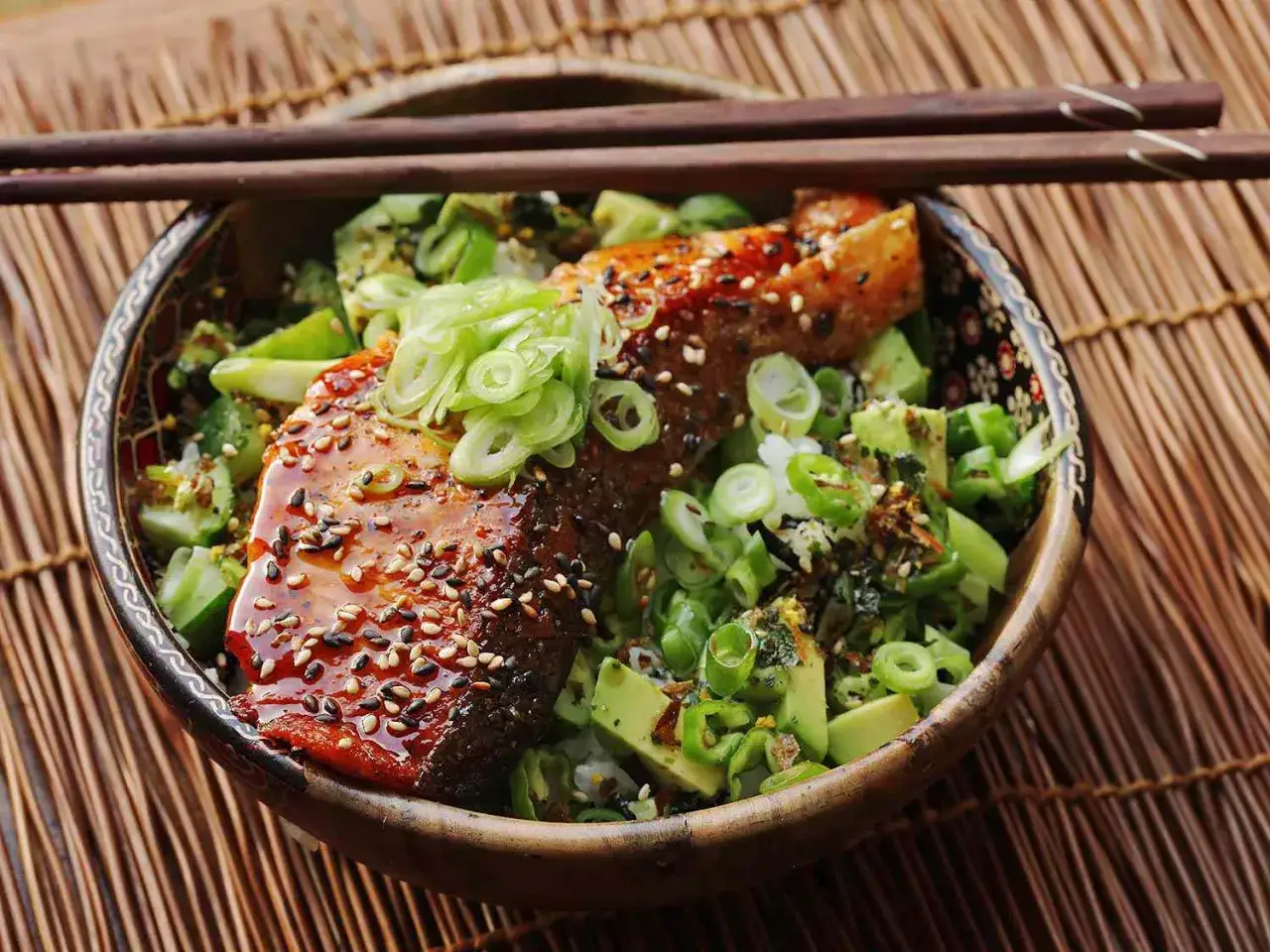 Eine k&ouml;stliche Lachs Bowl mit Avocado, Fr&uuml;hlingszwiebeln und Sesam. Perfekt f&uuml;r ein leichtes Mittagessen.