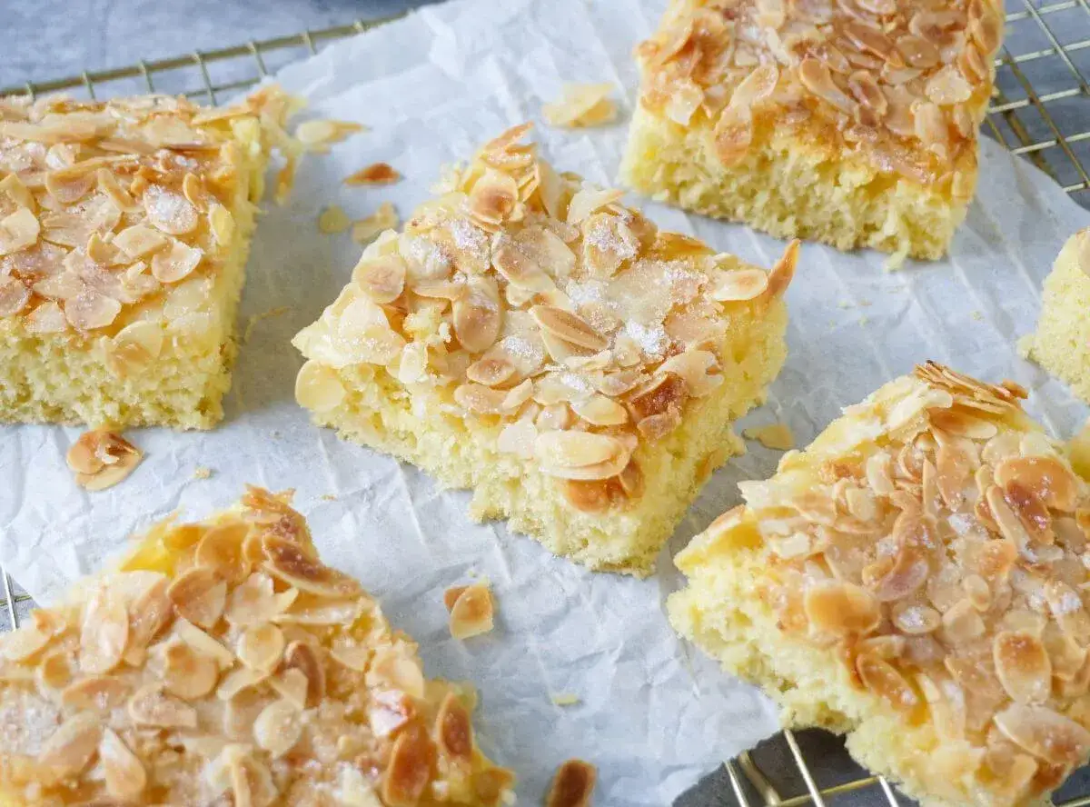 Saftiger Butterkuchen mit Mandelbl&auml;ttchen, perfekt f&uuml;r ein gem&uuml;tliches Kaffeetrinken. Ein einfaches Butterkuchen Rezept zum Nachbacken.