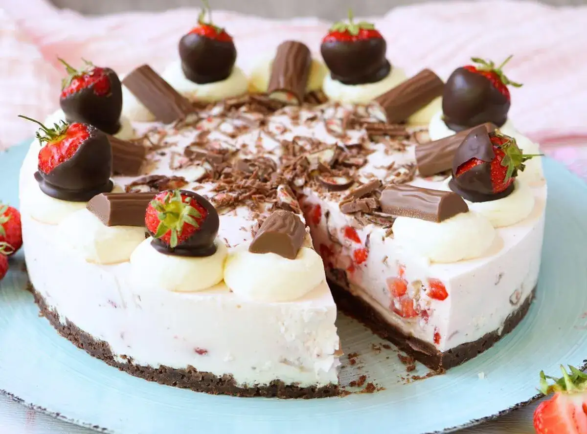 Eine k&ouml;stliche Yogurette Torte mit Schokostreuseln, Schokoriegeln und frischen Erdbeeren, die Lust auf mehr macht.