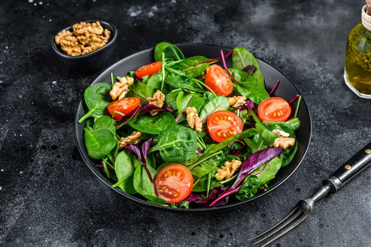 Frischer Mangoldsalat mit Kirschtomaten und Waln&uuml;ssen, bereit zum Genie&szlig;en.