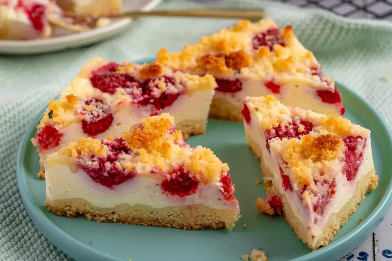 Himbeerkuchen: einfach, aber extrem lecker! Saftige Himbeeren treffen auf cremigen Käsekuchen mit knuspriger Streuselhaube.