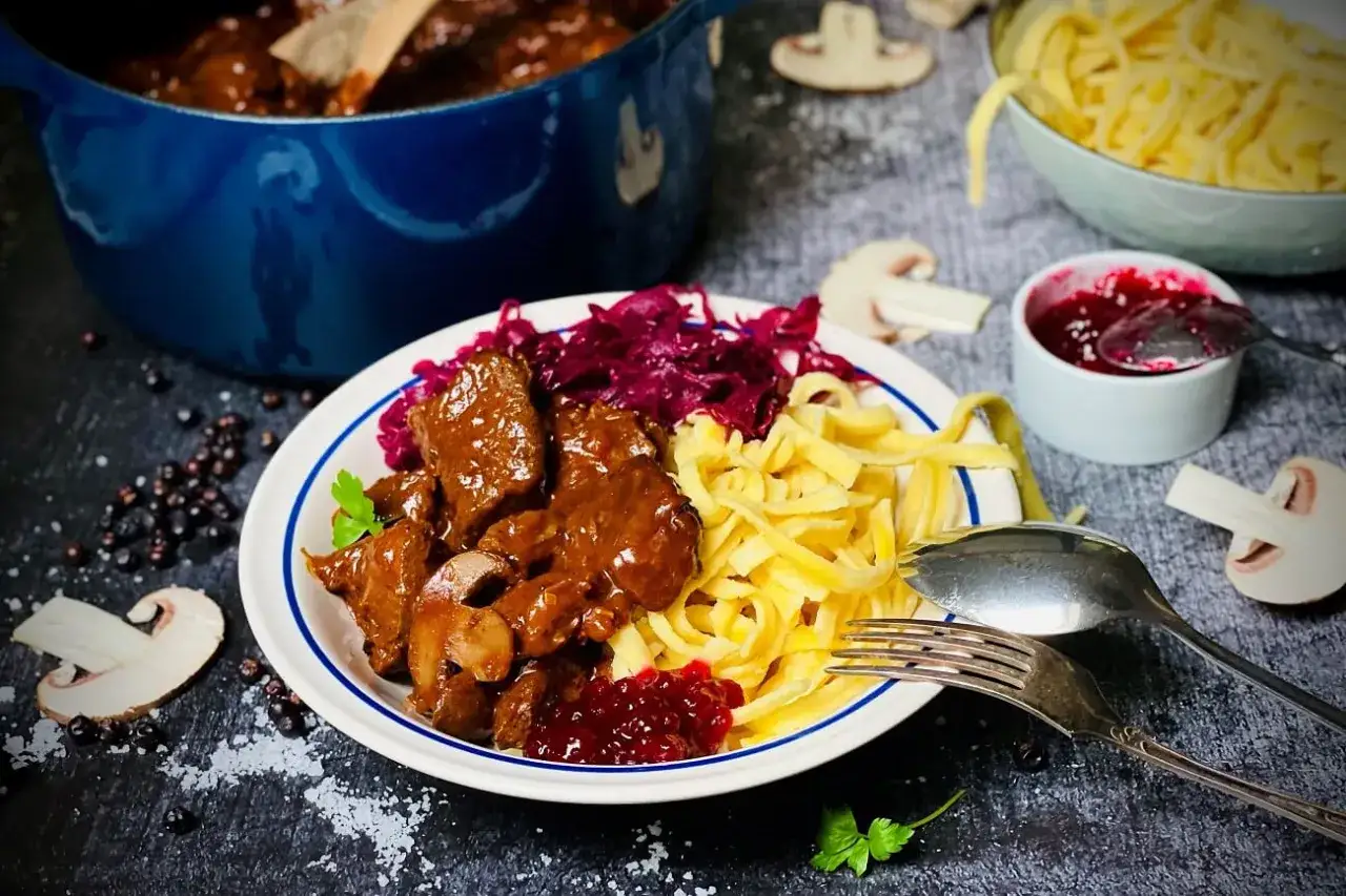 Herzhaftes Rehgulasch mit Sp&auml;tzle, Rotkohl und Preiselbeeren. Ein k&ouml;stliches rehgulasch rezept f&uuml;r Genie&szlig;er.