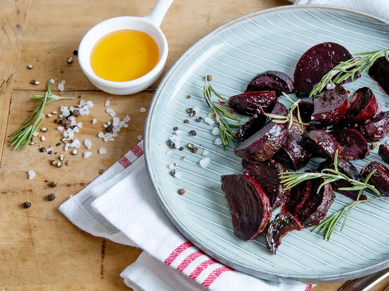 Ger&ouml;stete Rote Bete mit Rosmarin und Honig &ndash; ein einfaches Gericht, das Lust auf mehr rote Bete Rezepte macht.