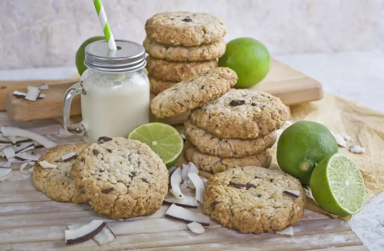 Sommer Kekse mit Kokosraspeln und Limetten, dazu ein Glas Milch. Perfekt f&uuml;r hei&szlig;e Tage!