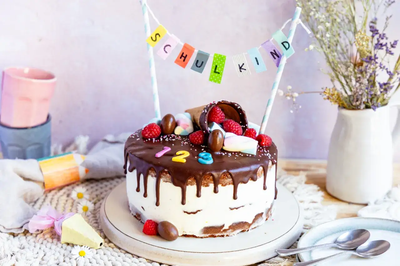 Schokoladentorte mit Beeren & Marshmallows, perfekt f&uuml;r kinder torten rezepte einfach. Die 