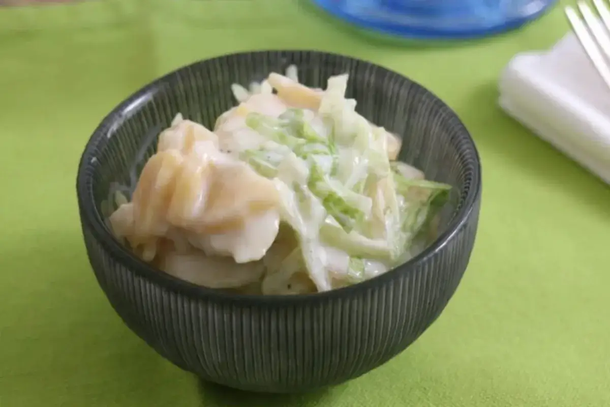 Kartoffelsalat mit Joghurt, cremiger Salat mit Kartoffeln und knackigem Gem&uuml;se in einer Sch&uuml;ssel.
