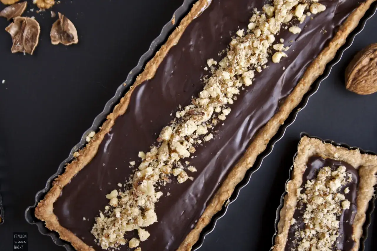 Ein rechteckiger Schokoladenkuchen mit Walnüssen, der so gut aussieht, dass man ihn sofort probieren möchte – ein echter