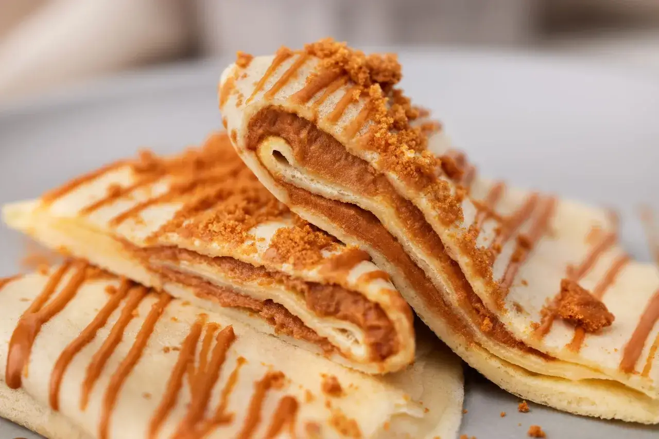 Gestapelte Pfannkuchen mit Karamellfüllung und Keksbröseln. Ein köstliches Pfannkuchen Rezept für Genießer.
