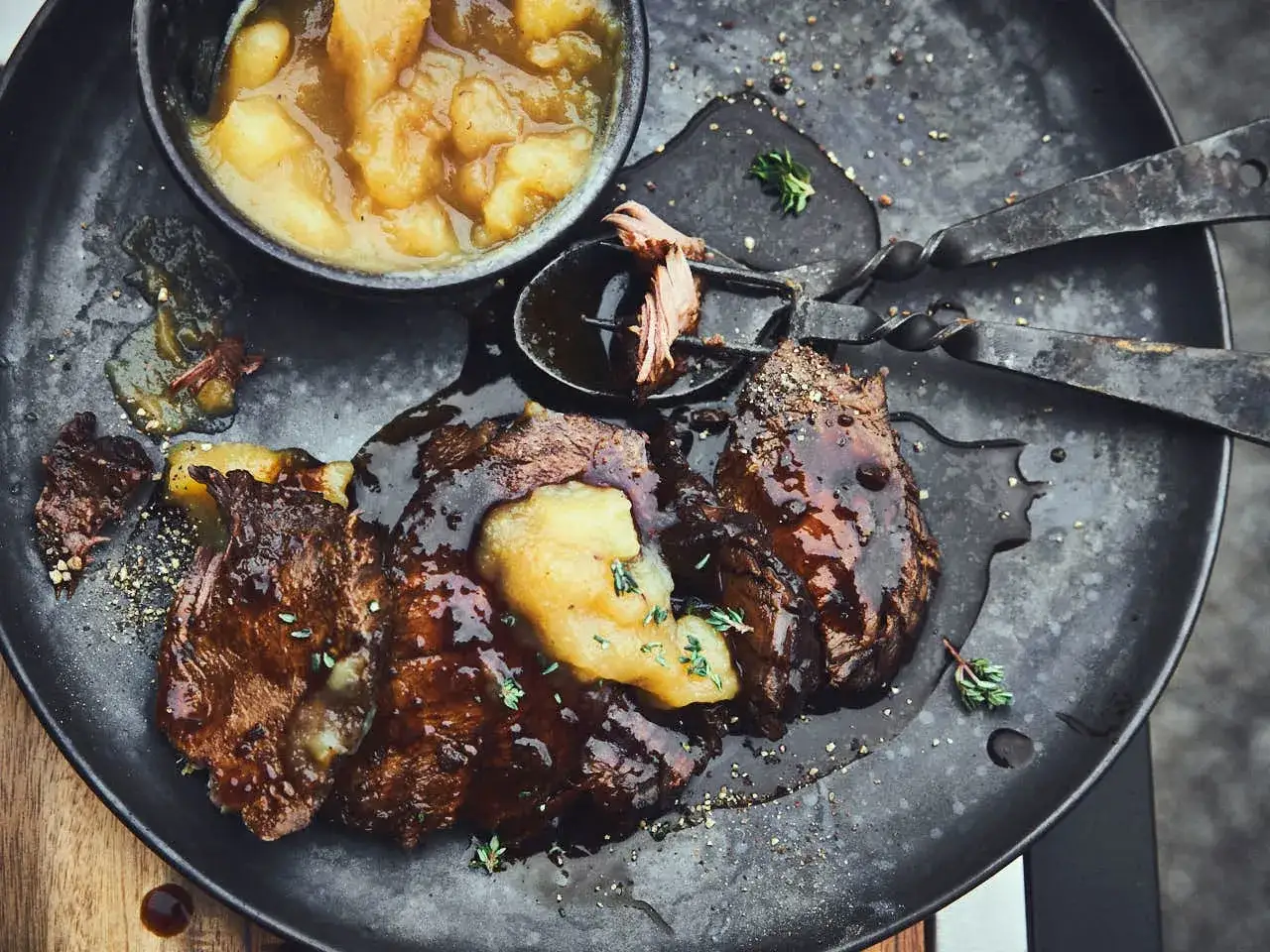 Saftiger Sauerbraten, serviert mit Apfelmus und dunkler Sauce. Ein k&ouml;stliches Sauerbraten Rezept f&uuml;r Genie&szlig;er.