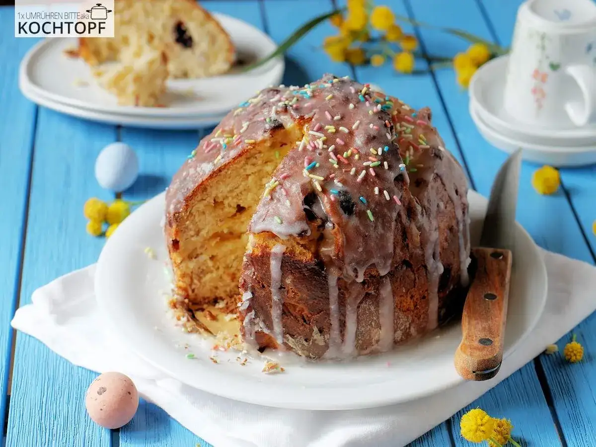Ein saftiger Osterkuchen mit Zuckerguss und bunten Streuseln, bereit zum Anschneiden. Dieses Paska Rezept ist ein Genuss!