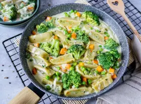 Herzhafte Maultaschen in cremiger Soße mit Brokkoli, Erbsen und Karotten. Ein leckeres Gericht, das Lust auf mehr Maultaschen Rezepte macht.