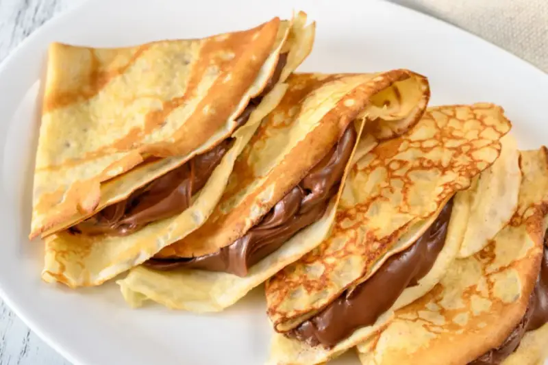 Drei gefaltete Crêpes mit Schokoladencreme, ein einfaches und leckeres Crepes Rezept für jeden Anlass.