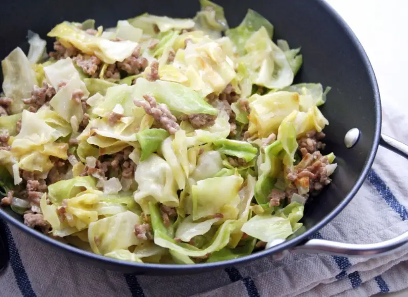 Herzhaftes Spitzkohlgericht mit Hackfleisch, frisch aus der Pfanne.